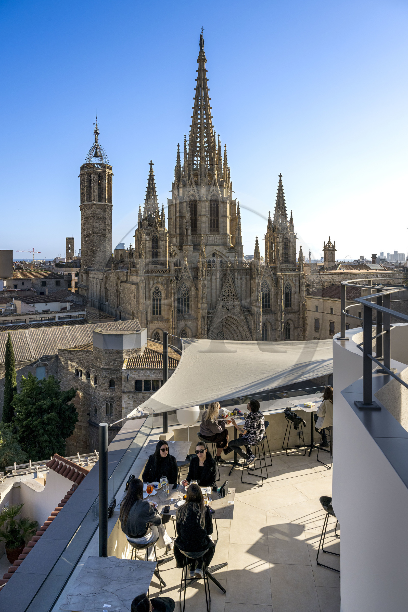 Espagne, Catalogne, Barcelone, quartier Barrio Gotico, cathédrale basilique métropolitaine de la Sainte-Croix et de Sainte Eulalie vue depuis le rooftop de l'Hotel Colon Barcelona