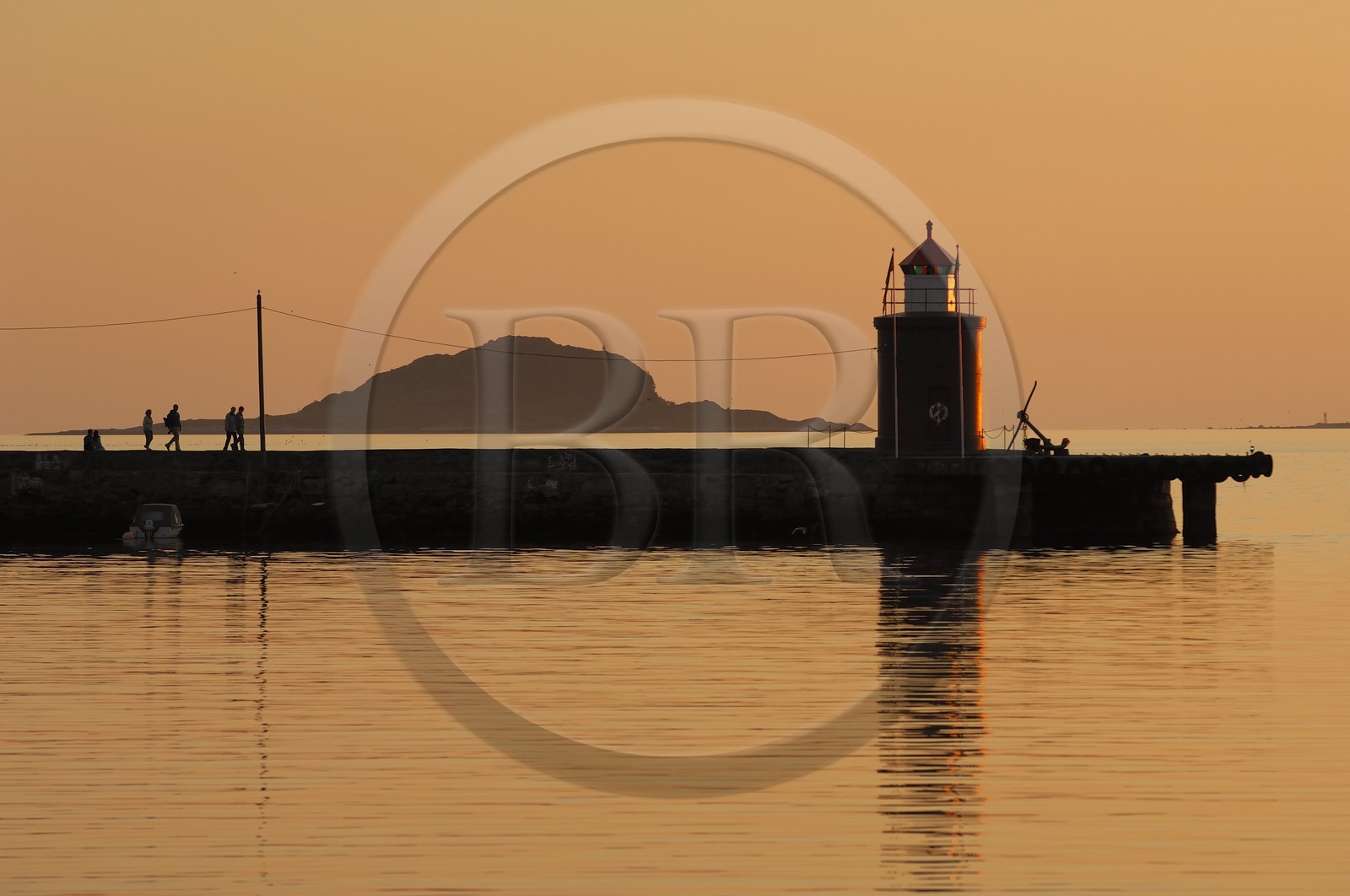 Norvège, More Og Romsdal, phare du port Alesund au soleil de minuit