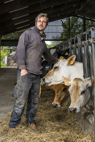France, Vendée (85), Saint-Mesmin, ferme bio Epicoeur de la Rambaudière, Nicolas Audouin élève avec son épouse Charlotte un troupeau de 70 vaches laitières
