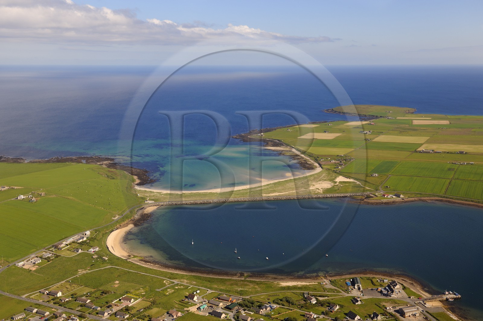 Royaume-Uni, Ecosse, Iles Orcades, une des quatre Churchill Barriers, ici entre les îles de Burray et South Ronaldsay (vue aérienne)