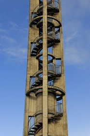 France, Manche (50), Cotentin, Saint-Lô, le beffroi escalier en béton place Charles-de-Gaulle