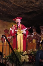 France, Indre et Loire (37), Chinon, les Caves Painctes, confrérie des bons entonneurs rabelaisiens lors du Chapitre de la Fleur, le grand prieur Jean Méré