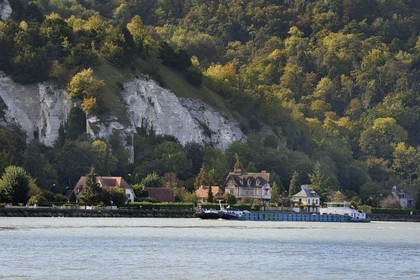 France, Seine-Maritime (76), Parc naturel régional des Boucles de la Seine normande, La Bouille, une péniche remonte le fleuve vers Rouen