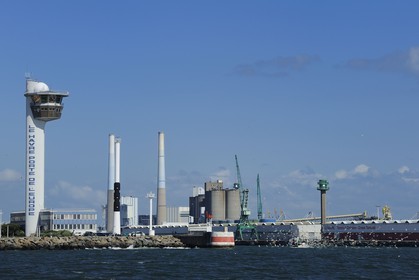 France, Seine-Maritime (76), Le Havre, bateau de pêche entrant au port suivi par une nuée de goélands