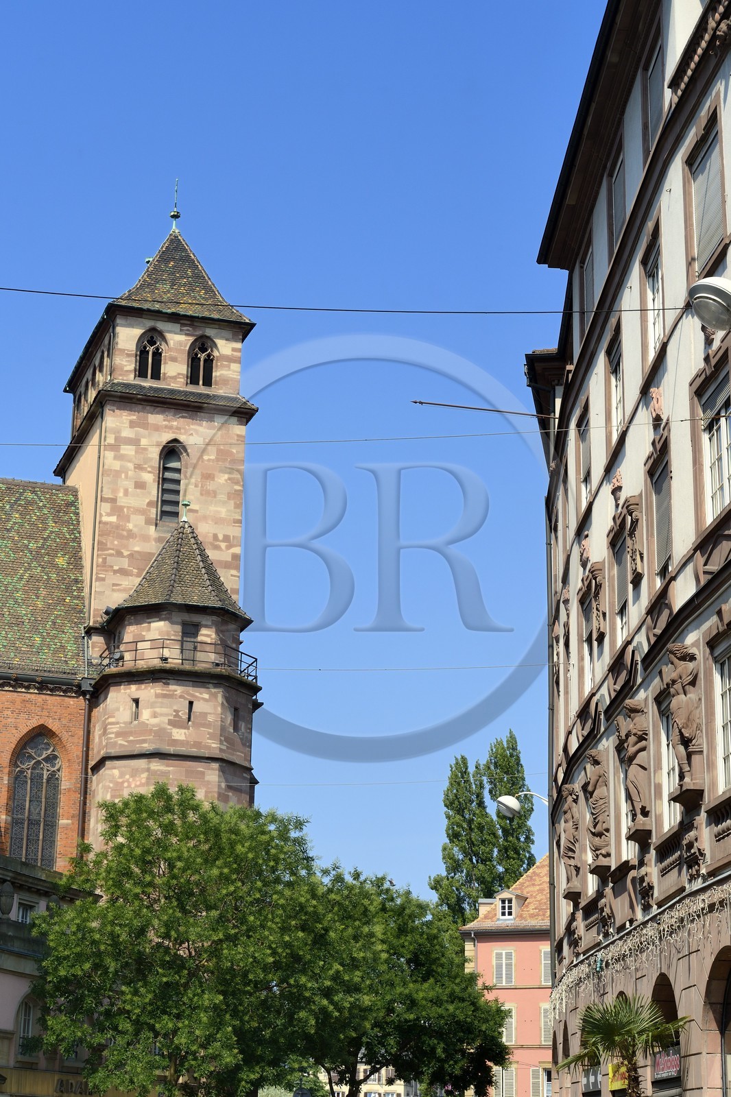 France, Bas-Rhin (67), Strasbourg, vieille ville classée au Patrimoine Mondial de l'UNESCO, La Grande Percée de 1908 dans le plan de la Neustadt, l’église St-Pierre-le-Vieux au début de la rue du 22 Novembre