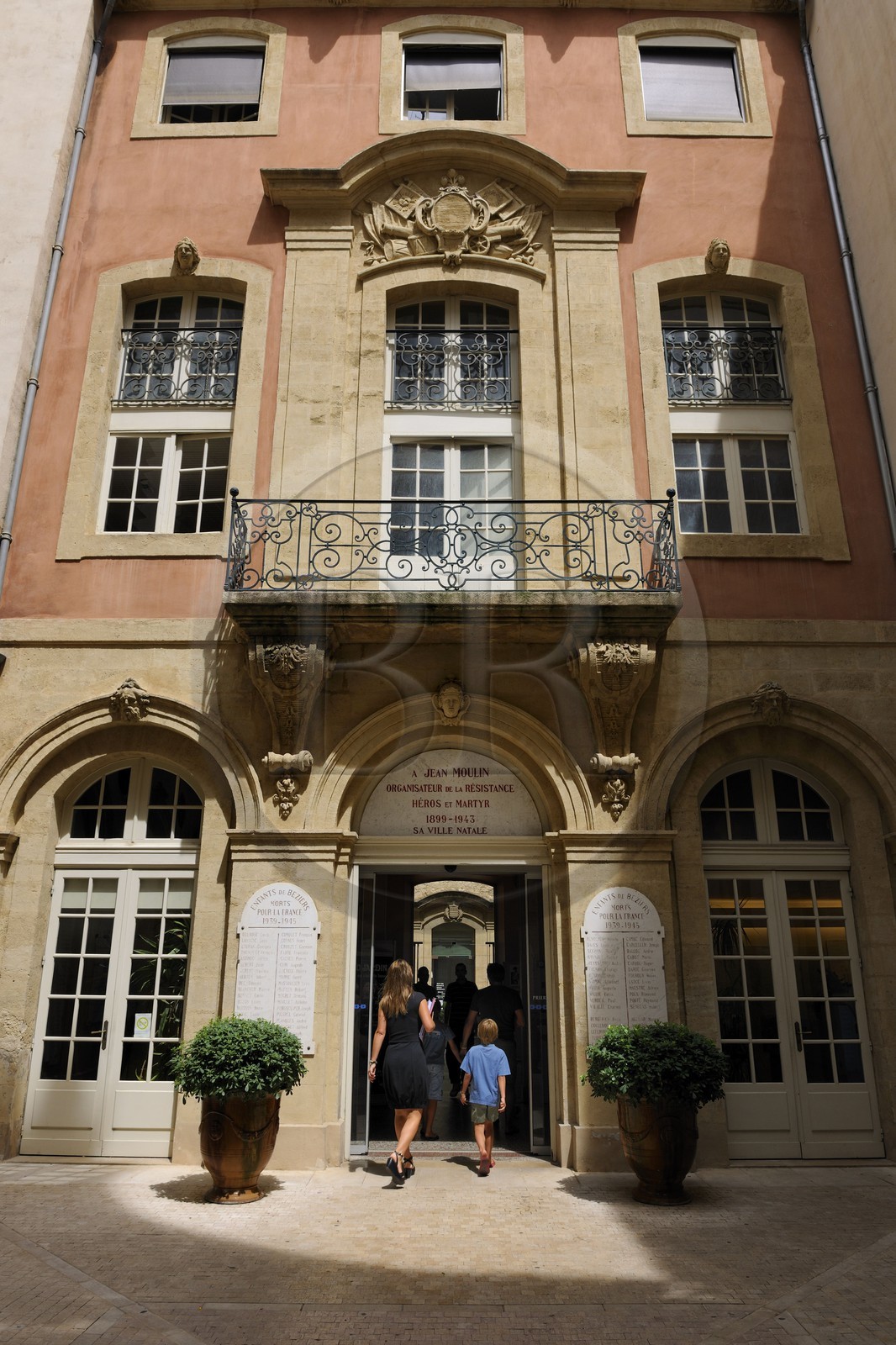 France, Hérault (34), Béziers, entrée principale de l'hôtel de ville
