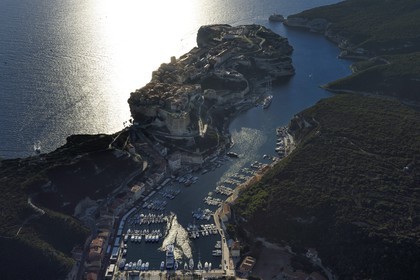 France, Corse-du-Sud (2A), Bonifacio, les falaises calcaires, la citadelle et la vieille ville (vue aérienne)