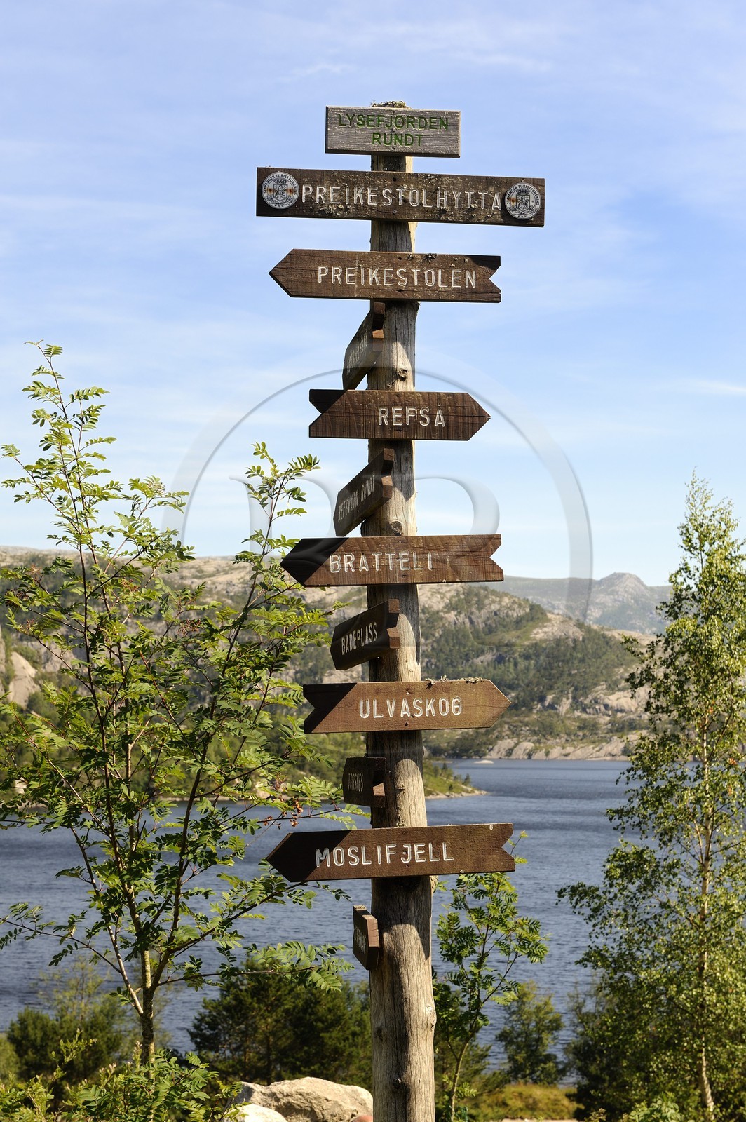 Norvège, Rogaland, région du Lysefjord, petit lac au départ du chemin de randonnée menant au Rocher de La Chaire (Preikestolen)