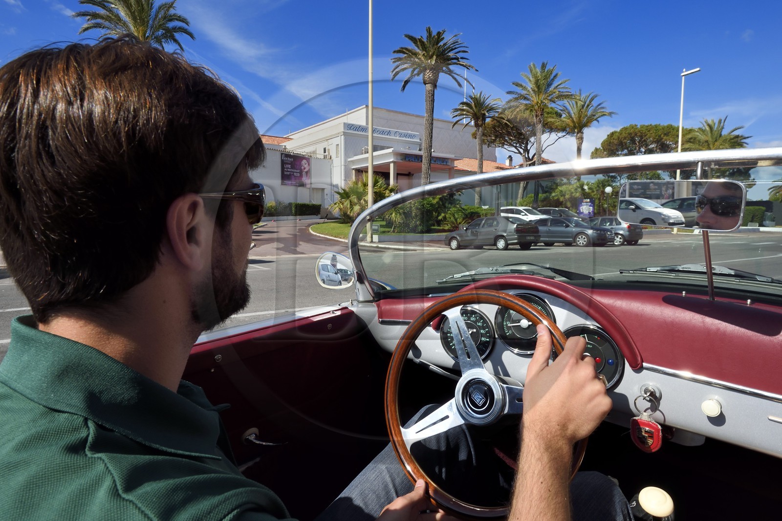 France, Alpes-Maritimes (06), Cannes, le casino du Palm Beach et une Porsche Speedster 356 décapotable de collection