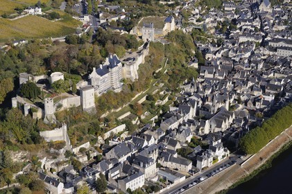 France, Indre-et-Loire (37), Vallée de la Loire classée Patrimoine Mondial de l' UNESCO, Chinon et son château au bord de la Vienne (vue aérienne)