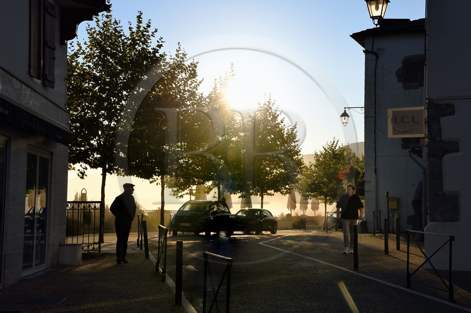 France, Pyrénées-Atlantiques (64), Pays-Basque, Cambo-les-Bains, le boulevard des Terrasses au bord de la Nive au petit matin
