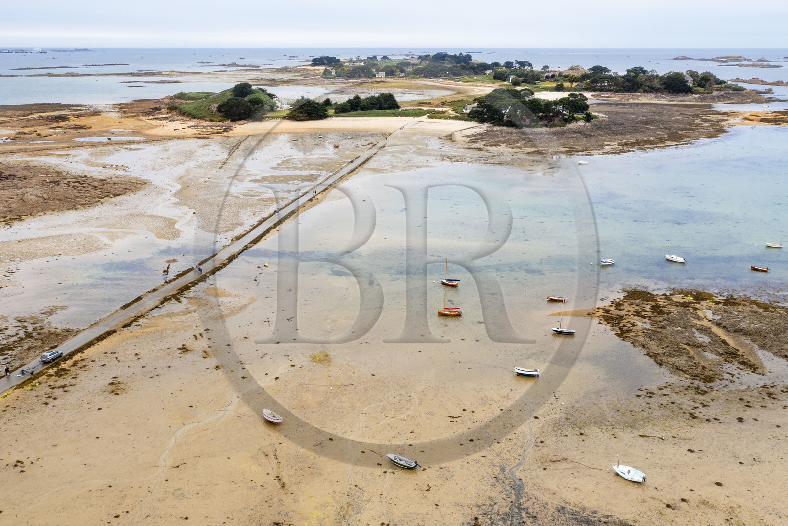 France, Finistère (29), Baie de Morlaix, Carantec, la route submersible sur l'estran à marée basse vers l'Ile Callot en arrière plan (vue aérienne)