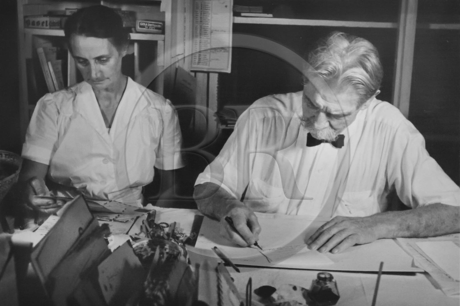 Gabon, Province du Moyen-Ogooué, Lambaréné, Hopital Albert Schweitzer, Albert Schweitzer et sa secrétaire Mathilde Kottmann entrain de répondre au courrier (image d'archive)