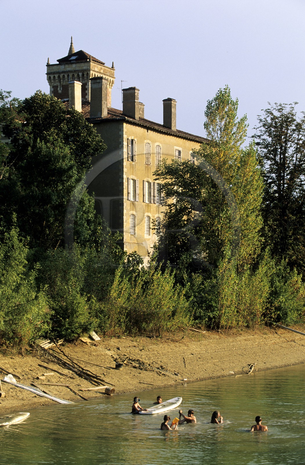 France, Gers (32), baignade dans l' étang qui jouxte le château de Latour à Miramont-Latour