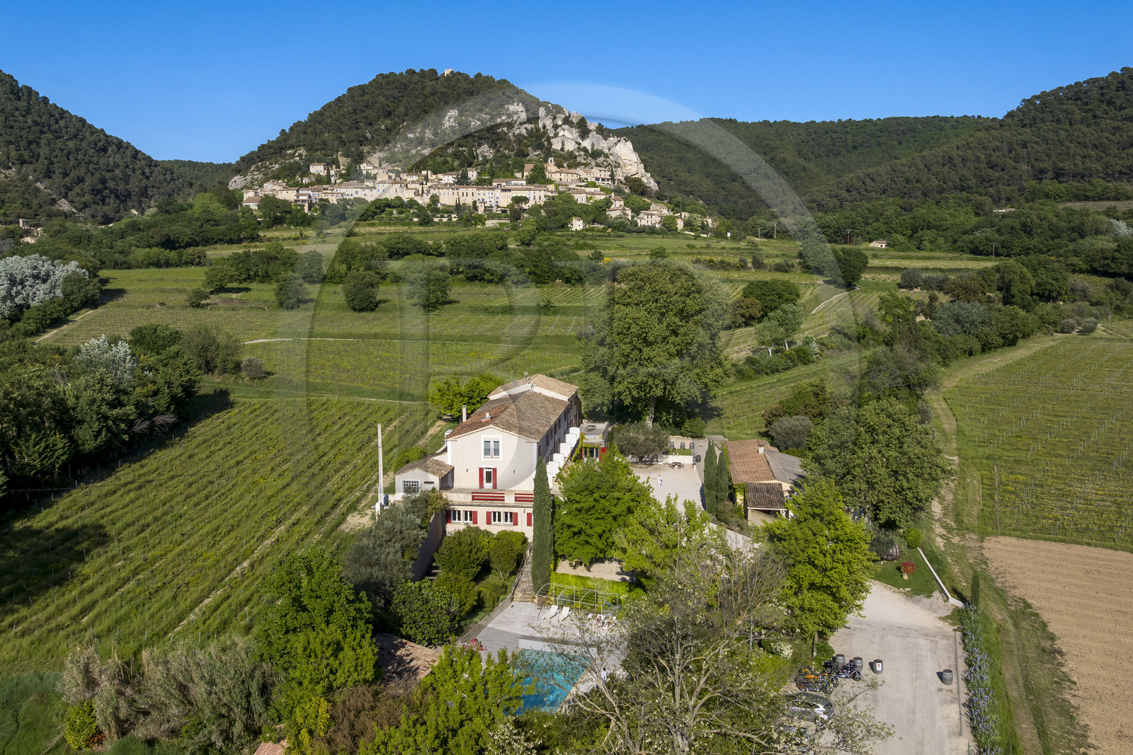 France, Vaucluse (84), Dentelles de Montmirail, le village médiéval de Séguret, labellisé Les Plus Beaux Villages de France, Hotel Domaine de Cabasse, le village en arrière plan (vue aérienne)