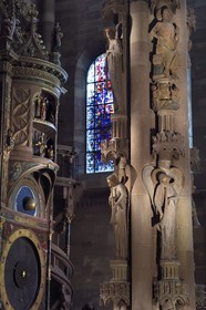 France, Bas-Rhin (67), Strasbourg, vieille ville classée au Patrimoine Mondial de l'UNESCO, la cathédrale Notre-Dame, bras sud du transept, le pilier des Anges construit vers 1230 et l'horloge astronomique