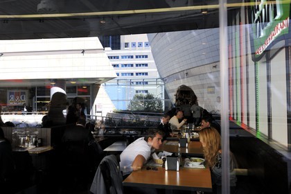 Turkey, Istanbul, Levent District, Kanyon Shopping Mall (Kanyon Alisveris Merkezi) by Jerde Partnership and Tabanlioglu architects firm, fast food