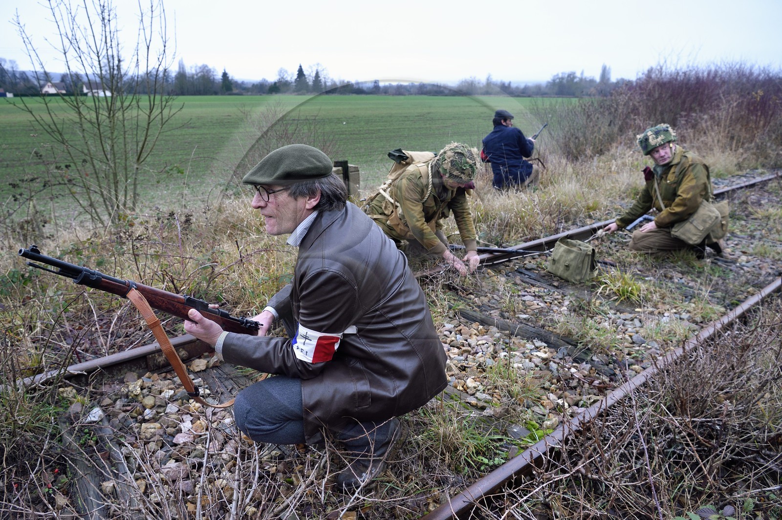 France, Eure (27), Cocherel, Allied Reconstitution Group (association de reconstitution historique de la 2éme Guerre Mondiale US et Maquis), reconstitueurs jouant le rôle de soldats britaniques s'apprétant à saboter une voie de chemin de fer à l'aide d'un explosif plastic sous la vigilance de maquisards des Forces françaises de l'intérieur (FFI)