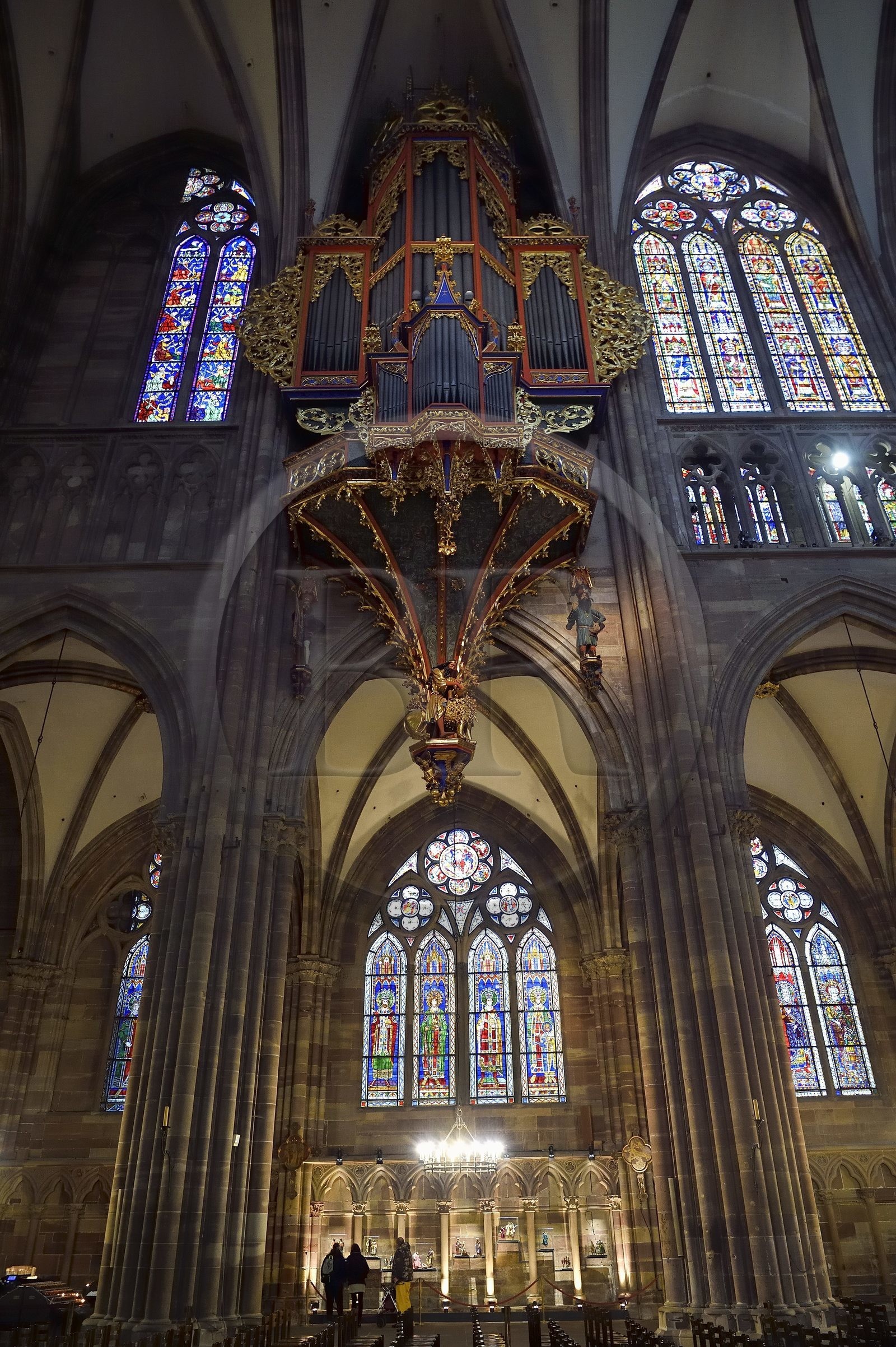 France, Bas-Rhin (67), Strasbourg, vieille ville classée au Patrimoine Mondial de l'UNESCO, la cathédrale Notre-Dame, le grand orgue qui domine la nef, l'automate appelé le Rohraffe (aussi Bretzelmann) à droite sous le grand orgue, de là les fidèles et le clergé se faisait insulter lors des offices des fêtes de la Pentecote, sur la gauche un héraut porte à sa bouche une trompette avec l’aide de cables tirés par l’organiste