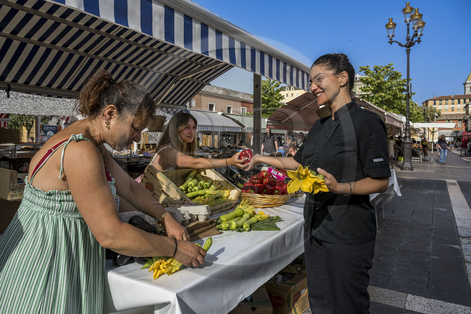 France, Alpes-Maritimes (06), Nice classée Patrimoine Mondial de l'UNESCO, le Vieux Nice, le marché du cours Saleya, Virginie Acchiardo, chef du restaurant Chez Acchiardo dans la rue Droite fait son marché chez son amie d'enfance la maraichère Nathalie Travia (Chilini) et sa fille Angélique