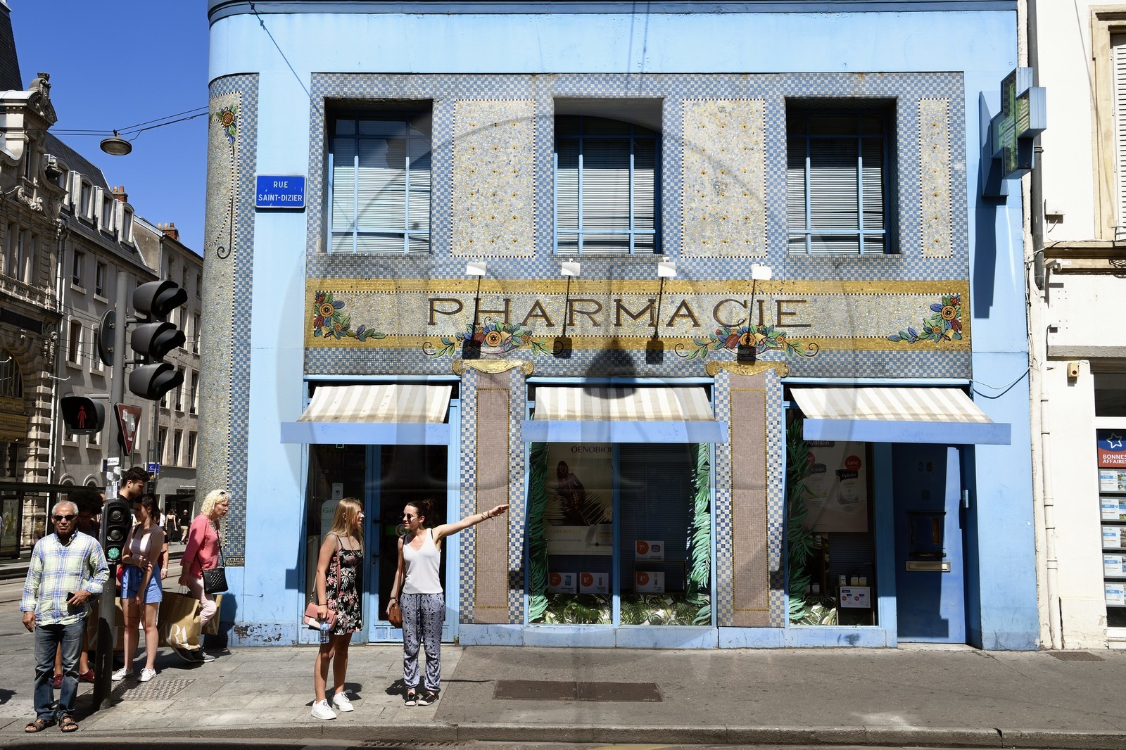 France, Meurthe-et-Moselle (54), Nancy, pharmacie du Point-Central décorée en style Ecole de Nancy et Art déco avec des mosaïques du céramiste parisien Antoine Ebel