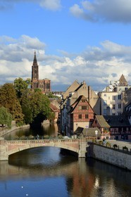 France, Bas Rhin (67), Strasbourg, vieille ville classée au Patrimoine Mondial de l'UNESCO, quartier de la Petite France, les Ponts Couverts et la cathédrale Notre Dame en arrière plan