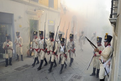 Italie, Ligurie, Sarzana, Napoleon Festival, soldats autrichiens faisant feu sur l'ennemi dans la Via Mazzini rue principale de la vieille ville