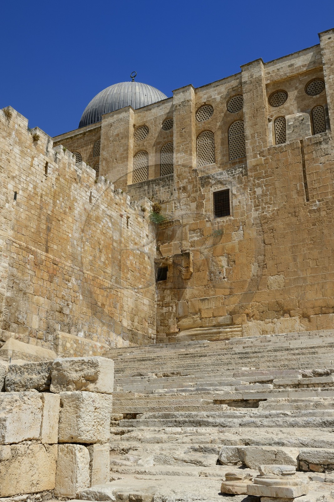 Israel, Jérusalem, ville sainte, vieille-ville classée Patrimoine Mondial de l'UNESCO, Le Mont du Temple vu du Centre Davidson, grand escalier des portes de Hulda au pied du mur de soutènement sud de l'esplanade du Temple construite par Hérode Ier le Grand et la mosquée Al-Aqsa en hauteur