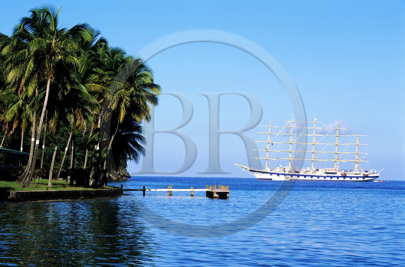 Caraïbes, île de Sainte-Lucie, le SPV Royal Clipper à l' ancre dans Marigot Bay