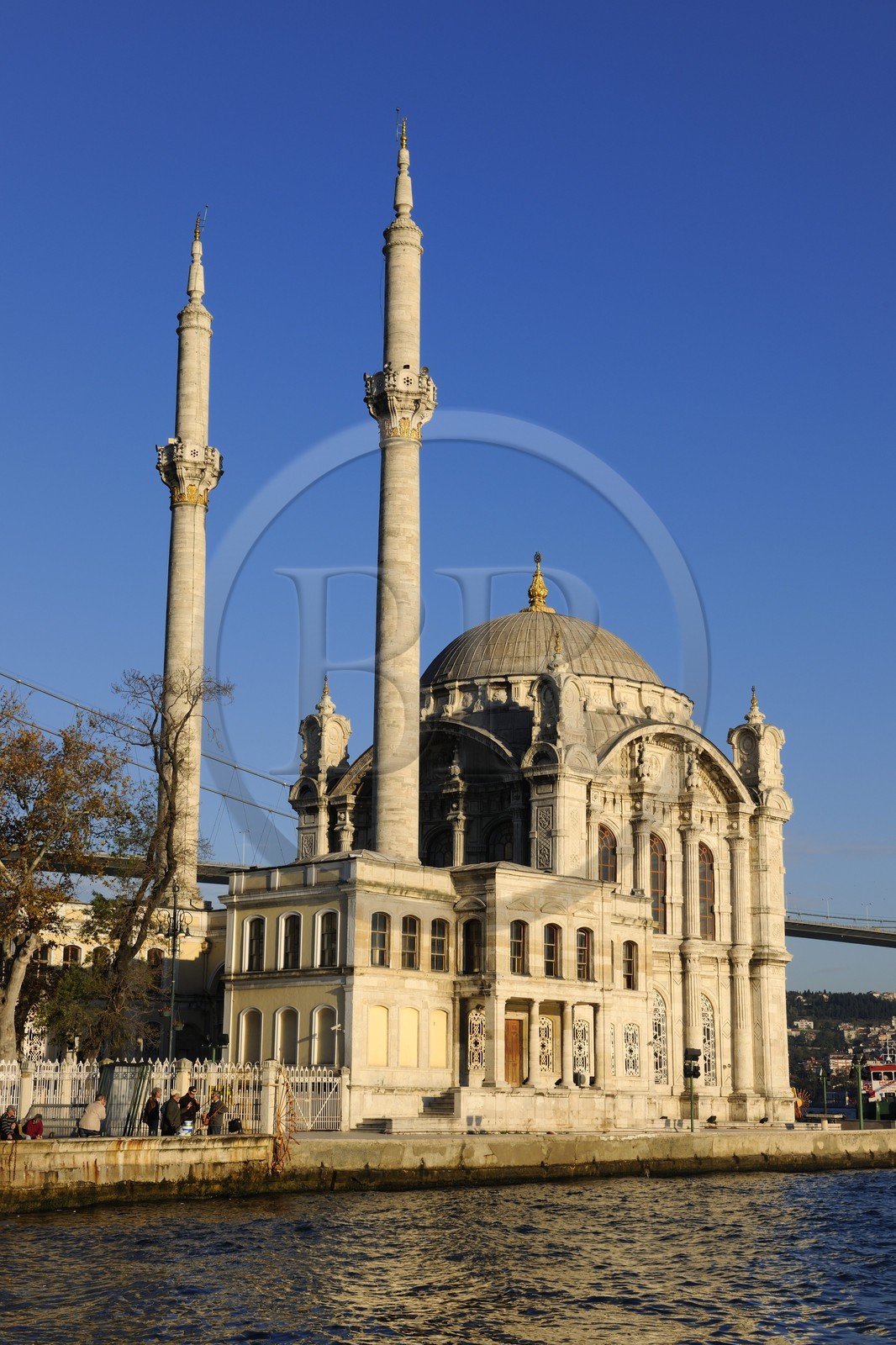 Turquie, Istanbul, mosquée baroque d' Ortaköy et le pont du Bosphore