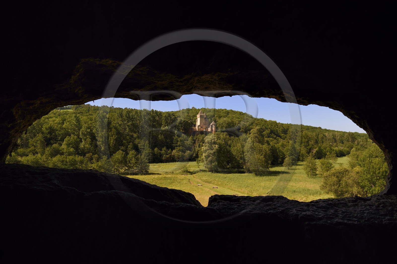 France, Dordogne (24), Périgord Noir, Les Eyzies-de-Tayac-Sireuil, vallée de la Beune, vue depuis la grotte sous le Chateau de Commarque sur le Chateau de Laussel
