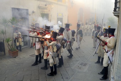 Italie, Ligurie, Sarzana, Napoleon Festival, soldats autrichiens faisant feu sur l'ennemi dans la Via Mazzini rue principale de la vieille ville
