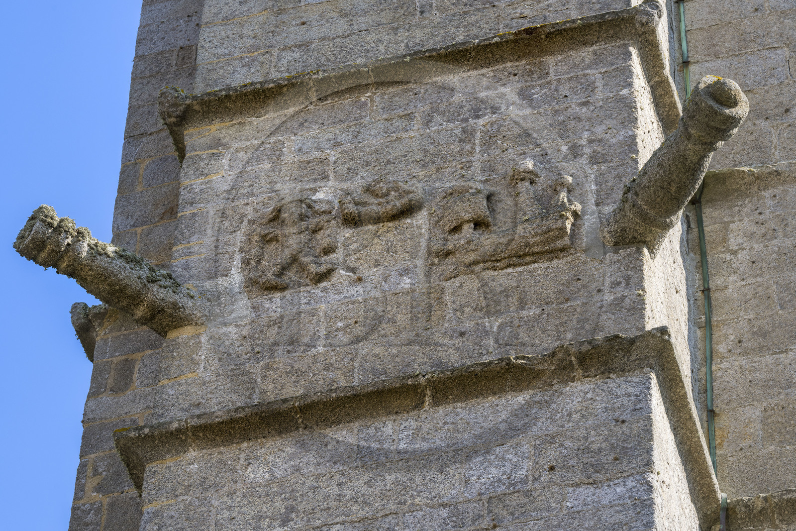 France, Finistère (29), Roscoff, l'église Notre-Dame de Croaz Batz, des caravelles sculptées sur le clocher rappellent les donateurs, les canons sculptés sont dirigés vers l'angleterre