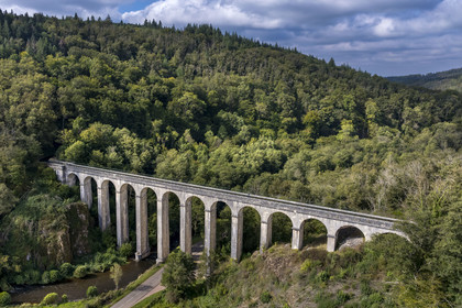 France, Nievre, Regional Natural Park of Morvan, Montreuillon, Montreuillon aqueduct bridge built in 1841, 33 m high and 152 m long with 13 arches 8 m wide, along the Rigole d’Yonne which draws water from the Yonne at Lake Pannecière and feeds the Nivernais Canal (aerial view)