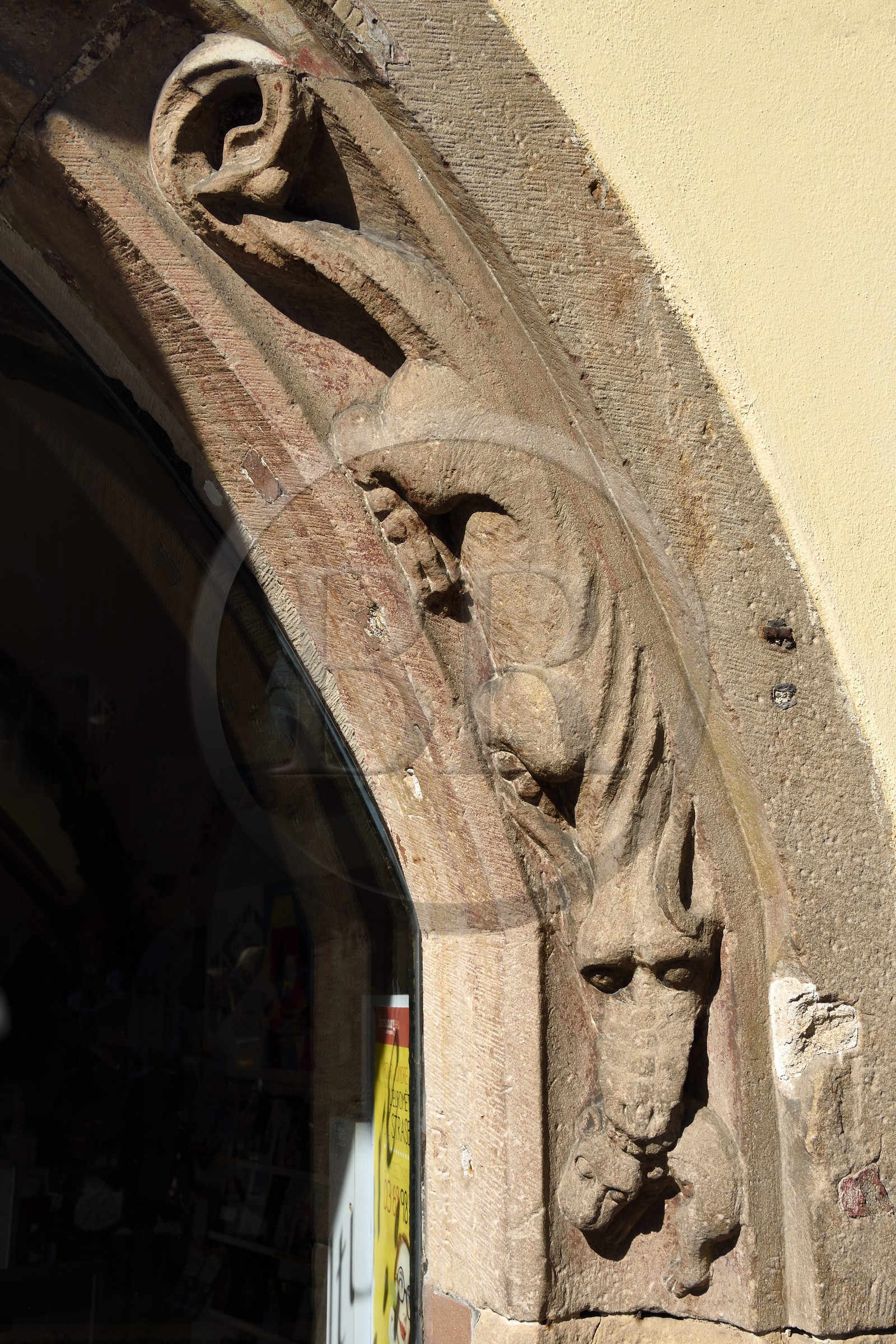 France, Bas-Rhin (67), Strasbourg, vieille ville classée Patrimoine Mondial de l'UNESCO, à l’angle de la rue Mercière et de la place de la cathédrale, encadrement de la vitrine de l'ancienne pharmacie