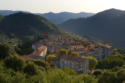 France, Corse-du-Sud (2A), Alta Rocca, Sainte-Lucie-de-Tallano (Santa Lucia di Tallà) et la vallée de la rivière Rizzanèse