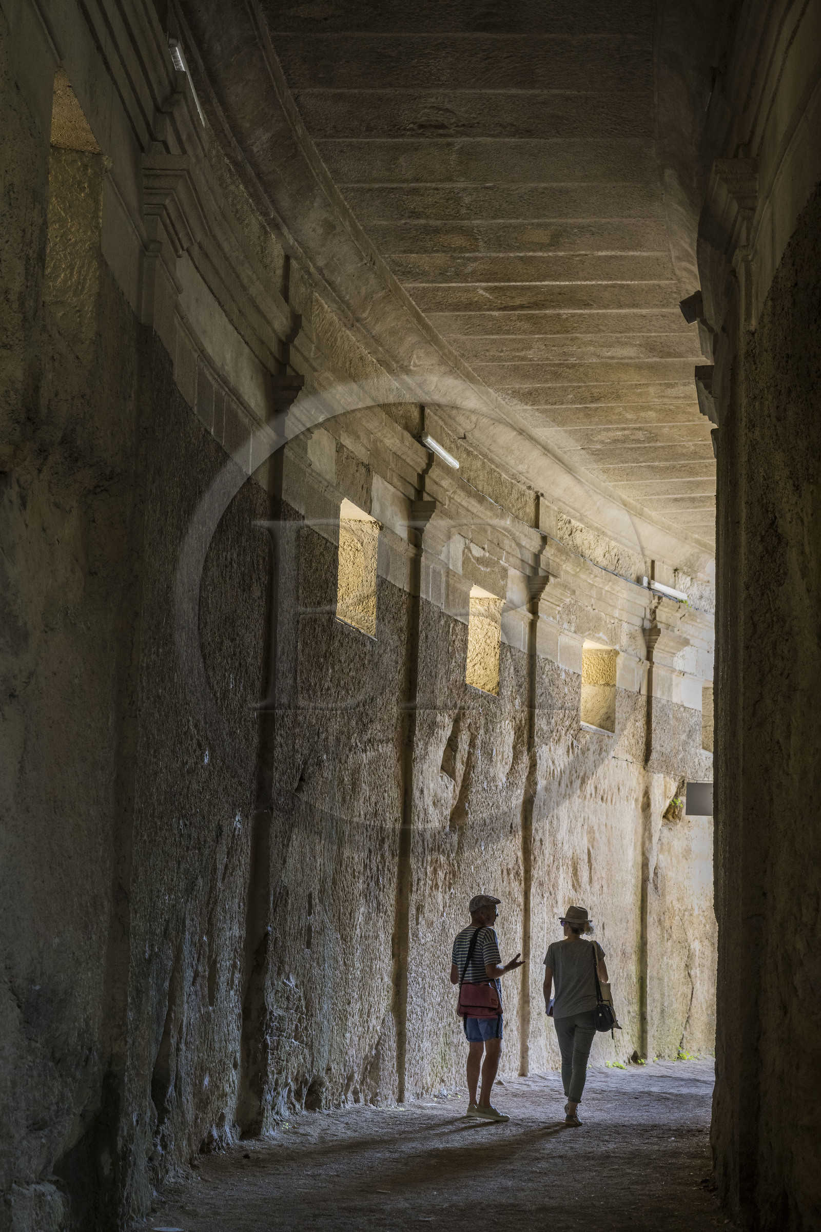 France, Vaucluse (84), Vaison-la-Romaine, site archéologique de Puymin, le theatre antique (Ier siècle) creusé partiellement dans la roche de la colline, l'ambulatre galerie arrière