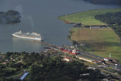 Panama, province de Colon, Canal de Panama, écluses de Gatun, cargo Panamax passant les écluses, un bateau de croisière sur le lac Gatun en arrière plan (vue aérienne)