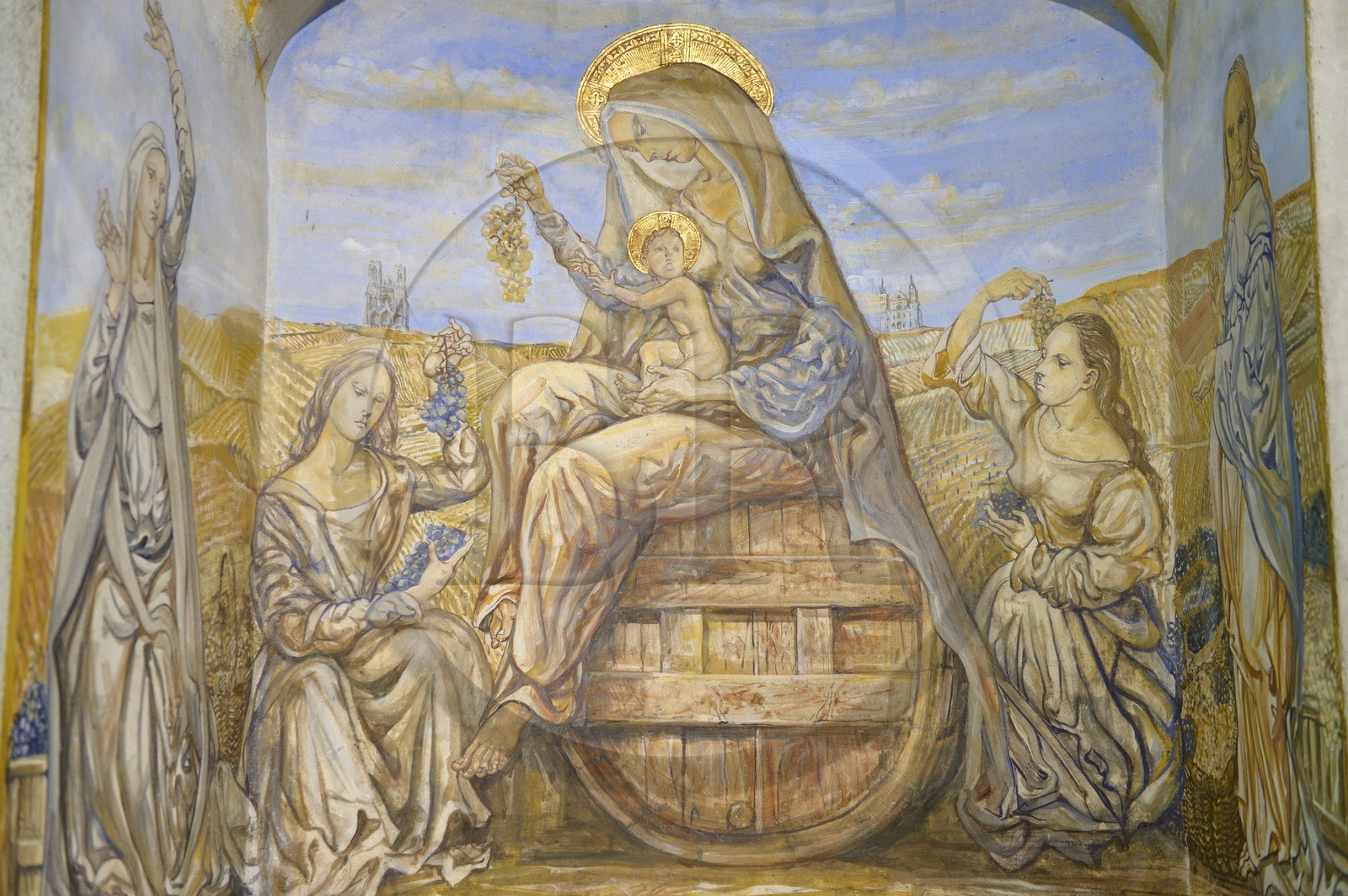 France, Marne (51), Reims, la chapelle Notre-Dame de la Paix ou chapelle Foujita, Notre-Dame des vendanges avec en arrière plan la cathédrale de Reims à gauche et la basilique Saint Remi à droite, peintures de Leonard Foujita