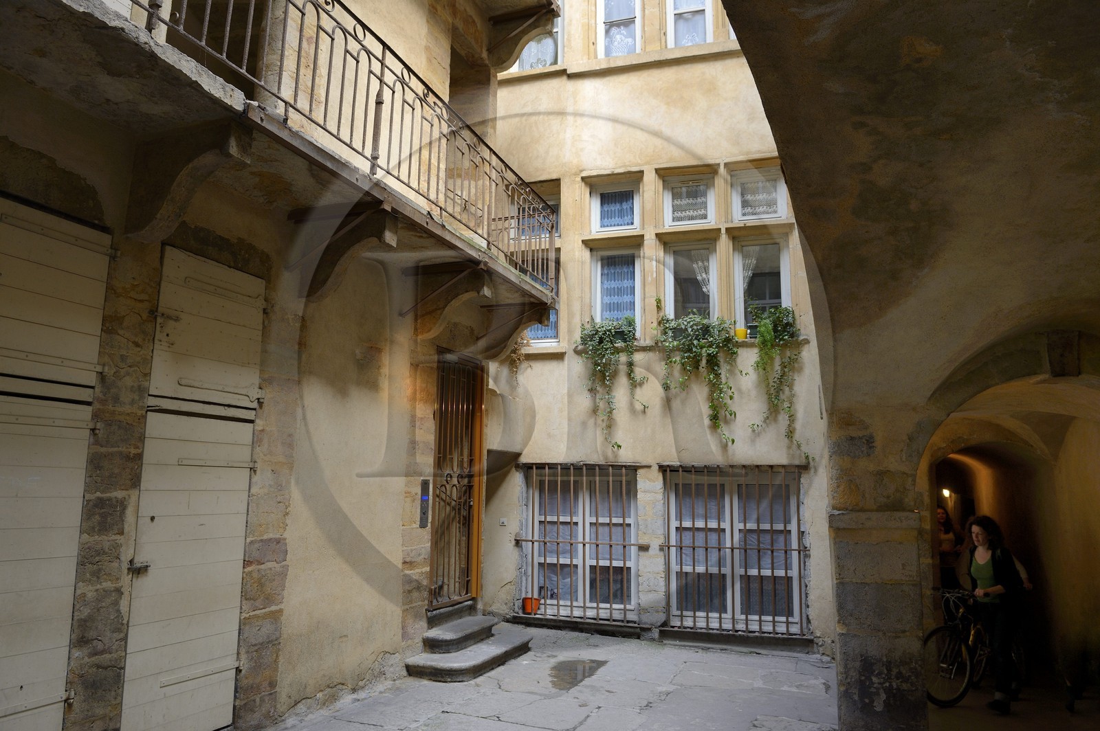 France, Rhône (69), Lyon, site historique classé Patrimoine Mondial de l'UNESCO, Vieux Lyon, traboule reliant le 27 rue du Boeuf au 54 rue Saint Jean