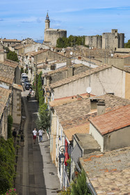 France, Gard (30), Aigues-Mortes, rue de la vieille ville depuis les remparts et la Tour de Constance en arrière plan