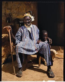 Burkina Faso, province de Poni, pays des Lobi, région de Loropéni, vieil homme de l'ethnie Gan avec un de ses petits fils au village de Obire