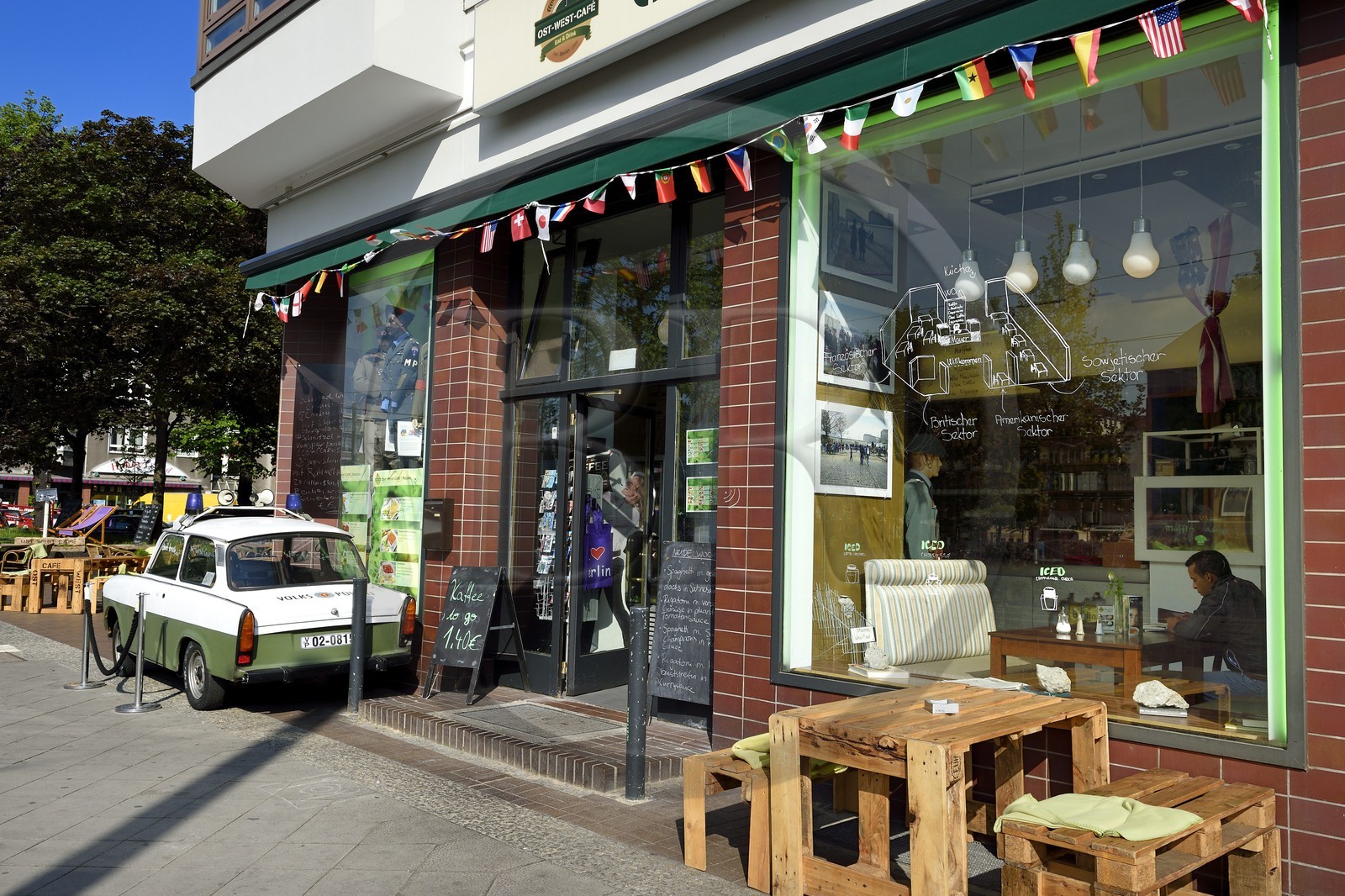 Allemagne, Berlin, Bernauer Strasse, le Ost-West Café avec une voiture Trabant de la Volks Polizei