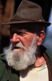 Suisse, région de Bern (Oberland Bernois), Saanenland, un fermier de Gstaad