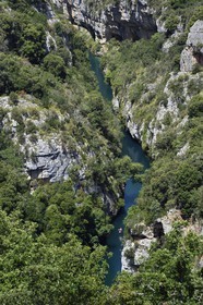 France, Var (83) rive gauche et Alpes-de-Haute-Provence (04) rive droite, Parc Naturel Régional du Verdon, Basses Gorges du Verdon en aval du lac de Sainte Croix, kayaks dans les gorges de Baudinard