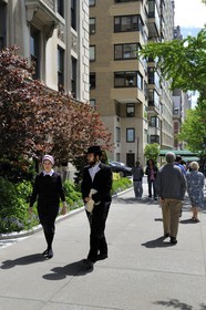 Etats-Unis, New York, Manhattan, Upper East side, couple de juifs orthodoxes sur  Central Park East