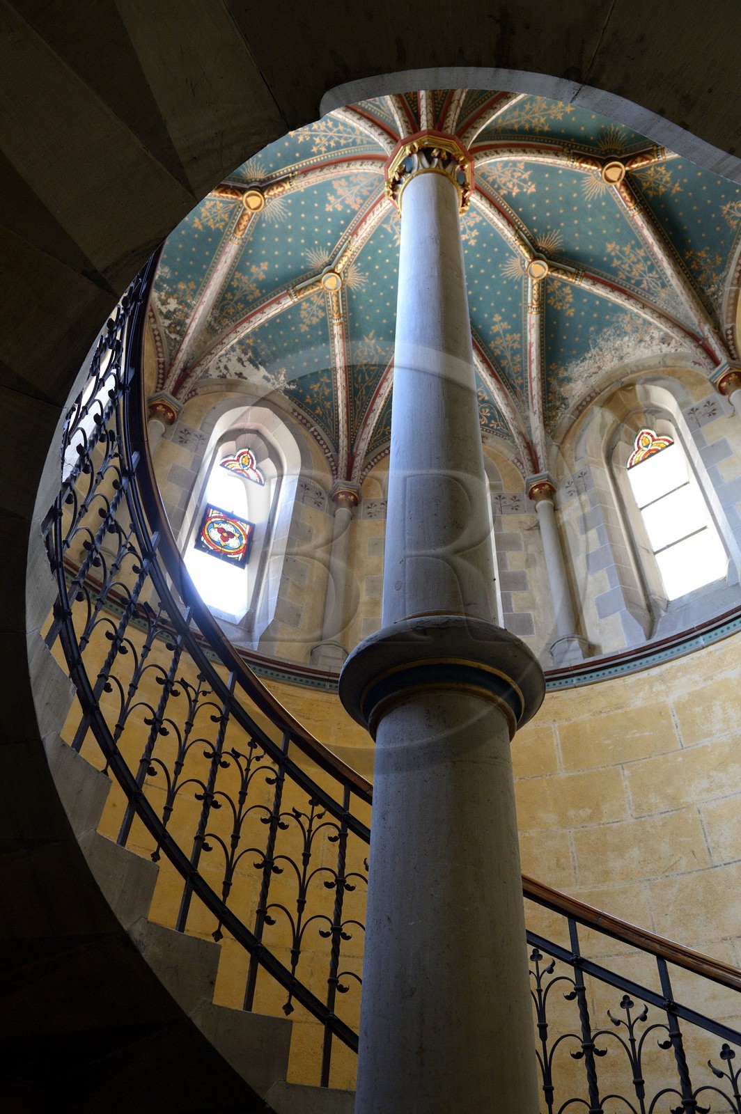 France, Bas-Rhin (67), Strasbourg, quartier de la Neustadt datant de la periode allemande, l'Eglise Reformée Saint-Paul, ancienne église de garnison protestante (1897), escalier conduisant à la loge impériale, voûte ornée