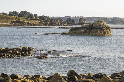 France, Côtes-d'Armor (22), Côte d'Ajoncs, Plougrescant, site du gouffre de Plougrescant sur le chemin de Grande Randonnée GR 34