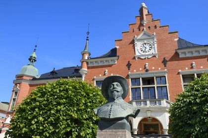Suède, Comté de Vasterbotten, Umea, statue du roi Gustave-Adolphe de Suède (le roi Gustav II Adolf) qui a fondé la ville en 1622, devant l'ancien hôtel de ville