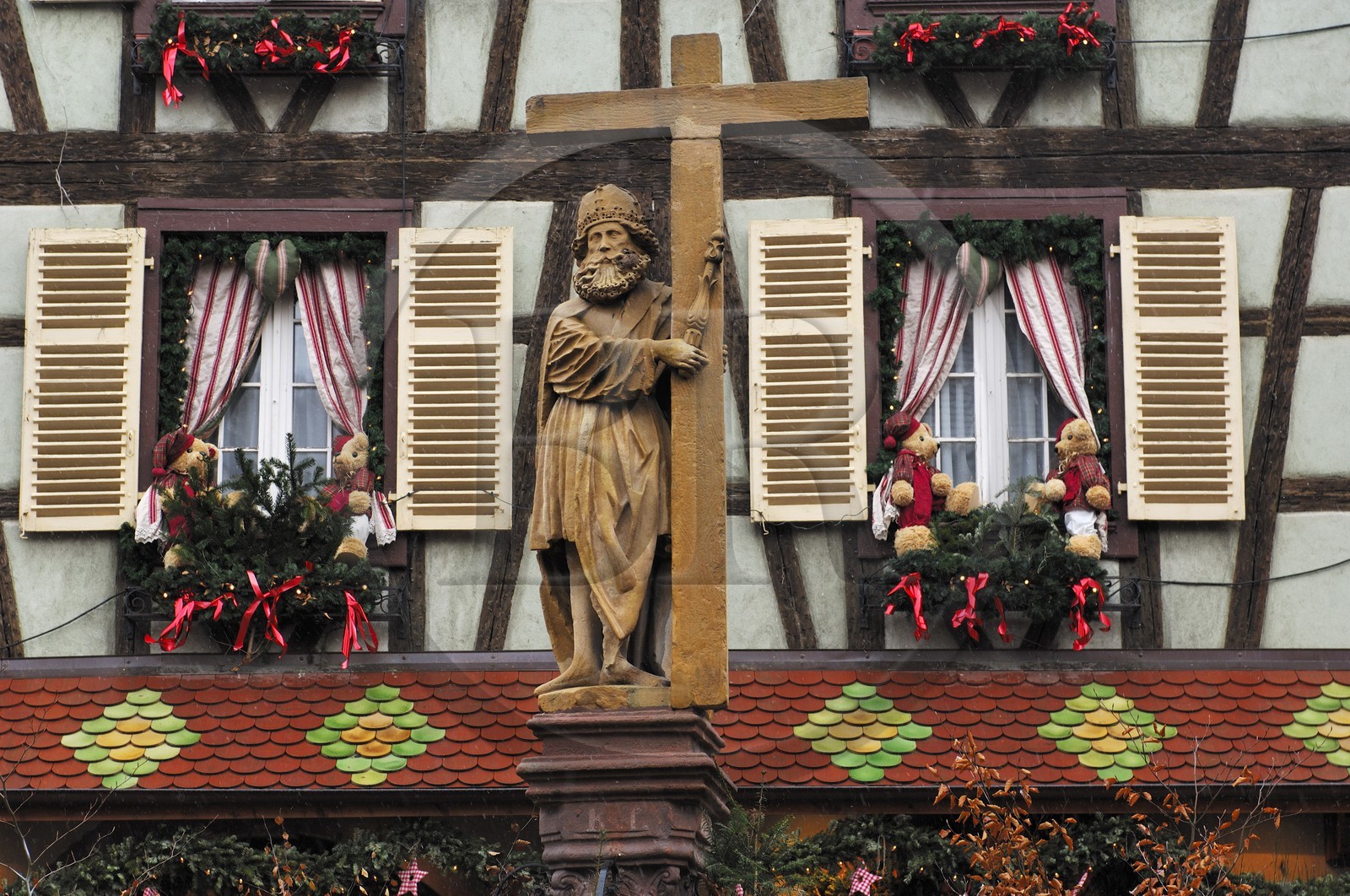France, Haut Rhin (68), Kaysersberg a Noel, haut de la fontaine devant l'Eglise Sainte-Croix et maison a colombage